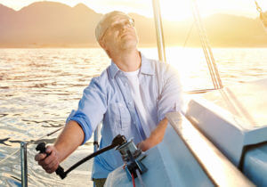 mann auf yacht