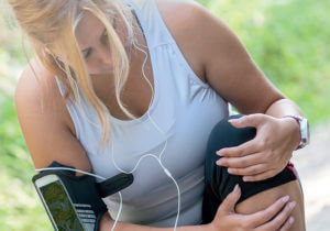 Joggerin mit verletztem Knie