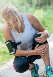Joggerin mit verletztem Knie
